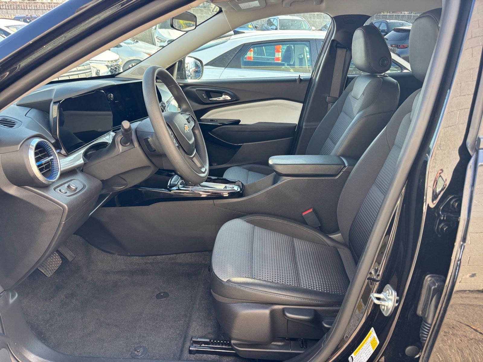 Used 2025 Chevrolet Trax LT image 30