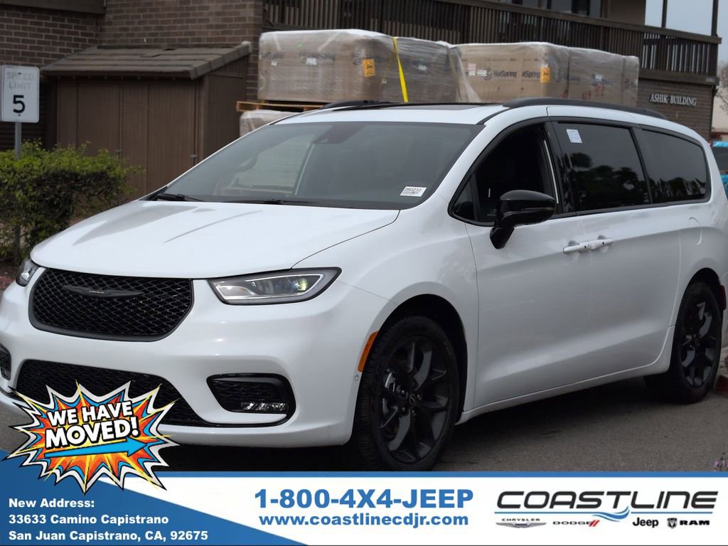 New 2026 Chrysler Pacifica Limited w/ Uconnect Theater Family Group image 1