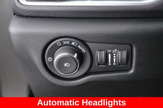 Used 2024 Chrysler Pacifica Premium FWD image 21