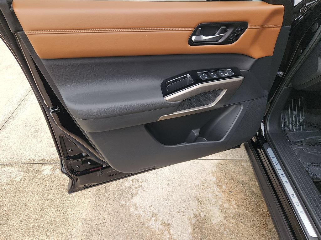 Certified 2025 Nissan Pathfinder Platinum w/ Cargo Package FWD image 32