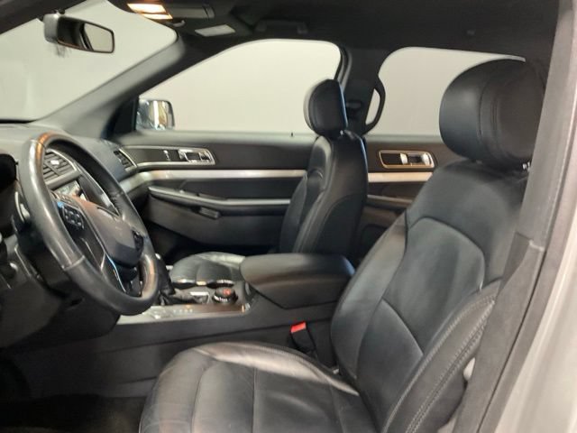 Used 2017 Ford Explorer XLT w/ Equipment Group 202A AWD/4WD image 15