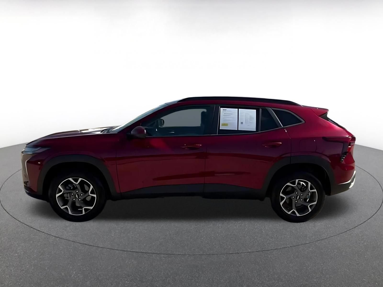 Used 2025 Chevrolet Trax LT FWD image 4