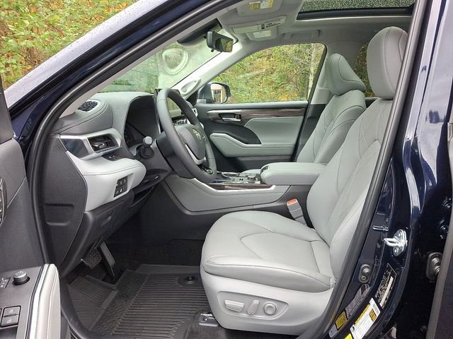 New 2025 Toyota Highlander Platinum image 13