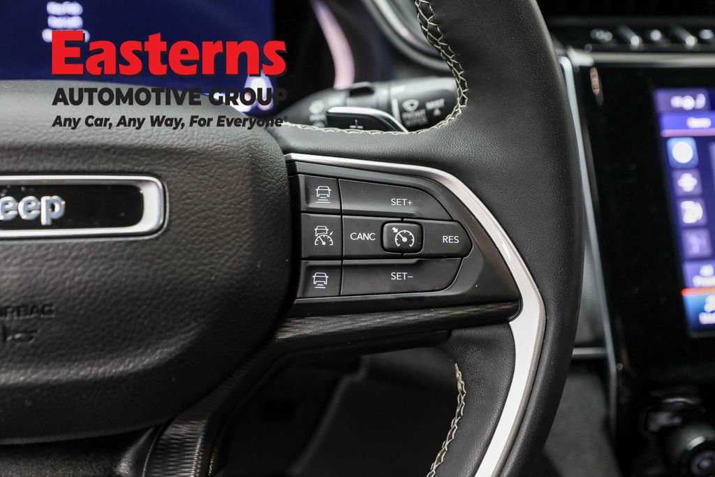 Used 2023 Jeep Grand Cherokee L Laredo image 16