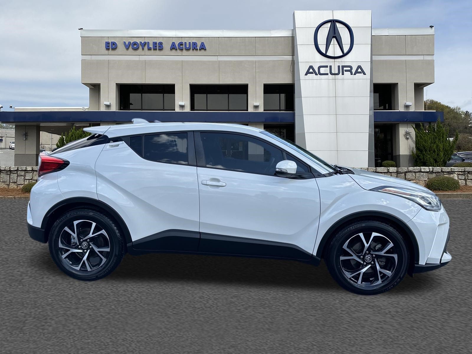 Used 2021 Toyota C-HR XLE FWD image 4