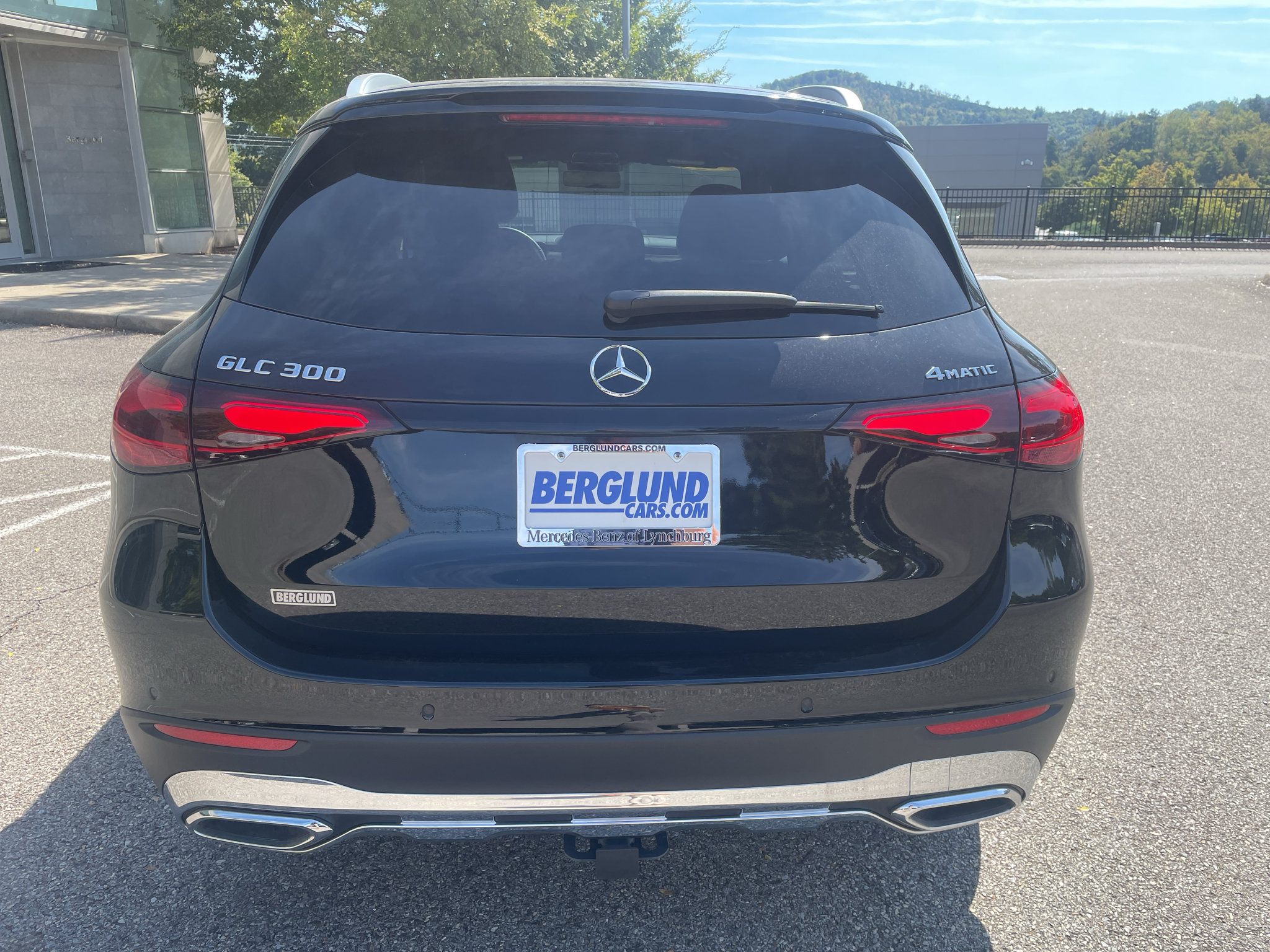 Used 2025 Mercedes-Benz GLC 300 4MATIC image 4