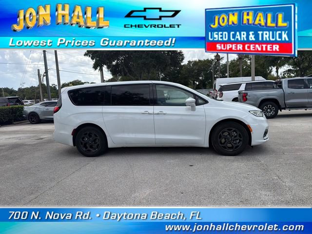 Used 2022 Chrysler Pacifica Touring-L w/ Uconnect Theater Family Group FWD image 12
