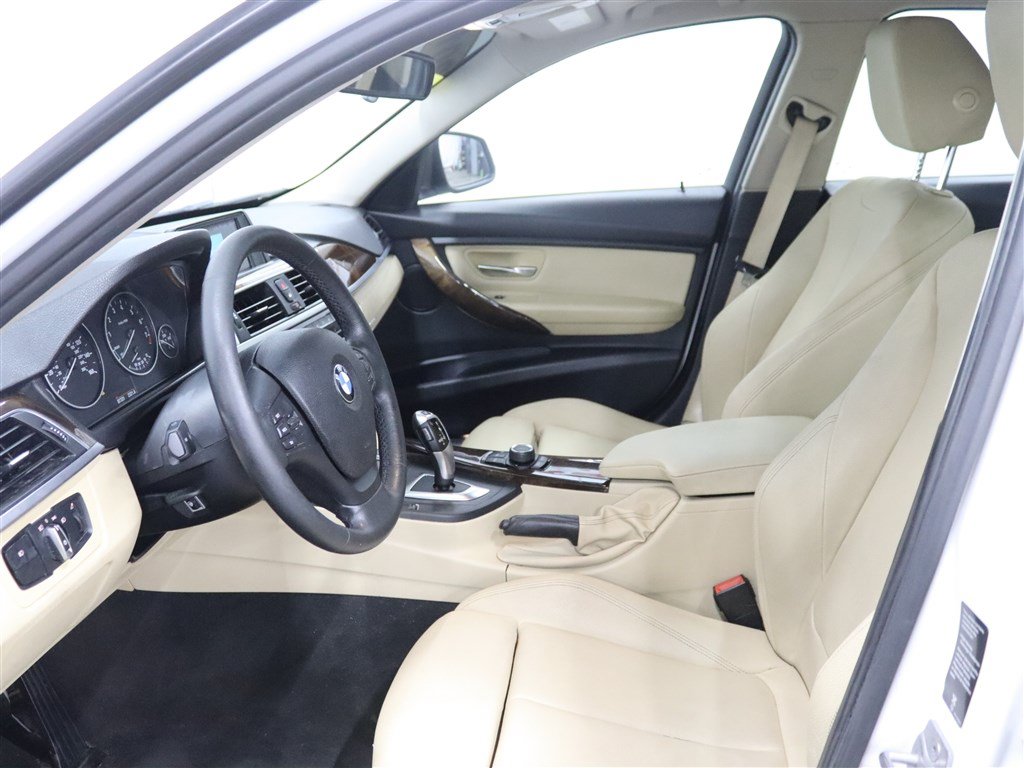 Used 2018 BMW 320i xDrive Sedan AWD/4WD image 8