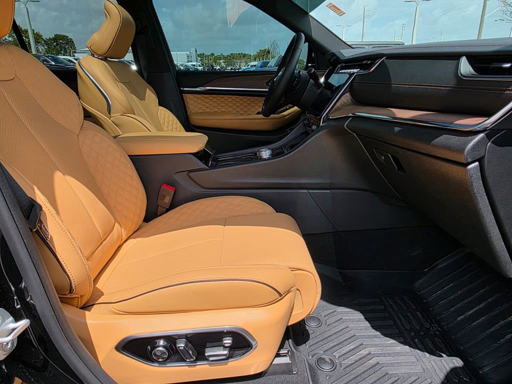 Used 2025 Jeep Grand Cherokee Summit w/ Adv Protech Group IV AWD/4WD image 10