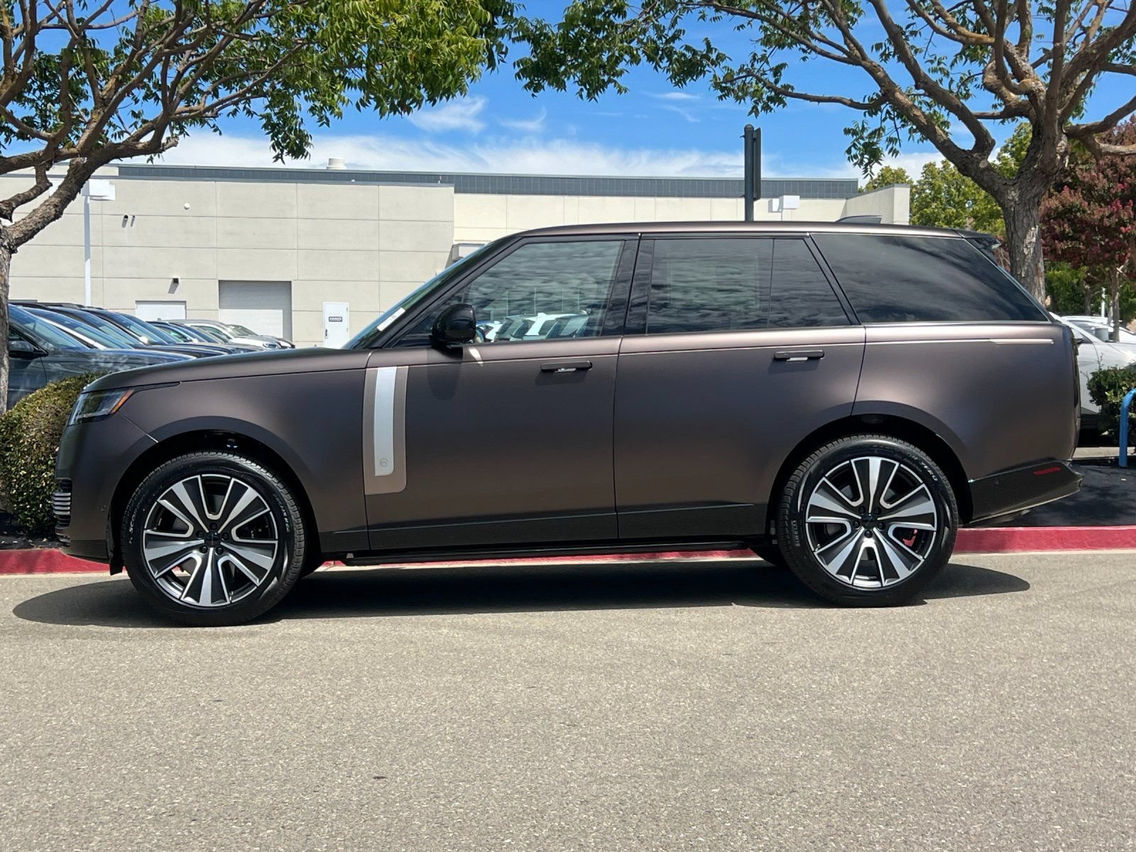 New 2026 Land Rover Range Rover SV AWD/4WD image 3