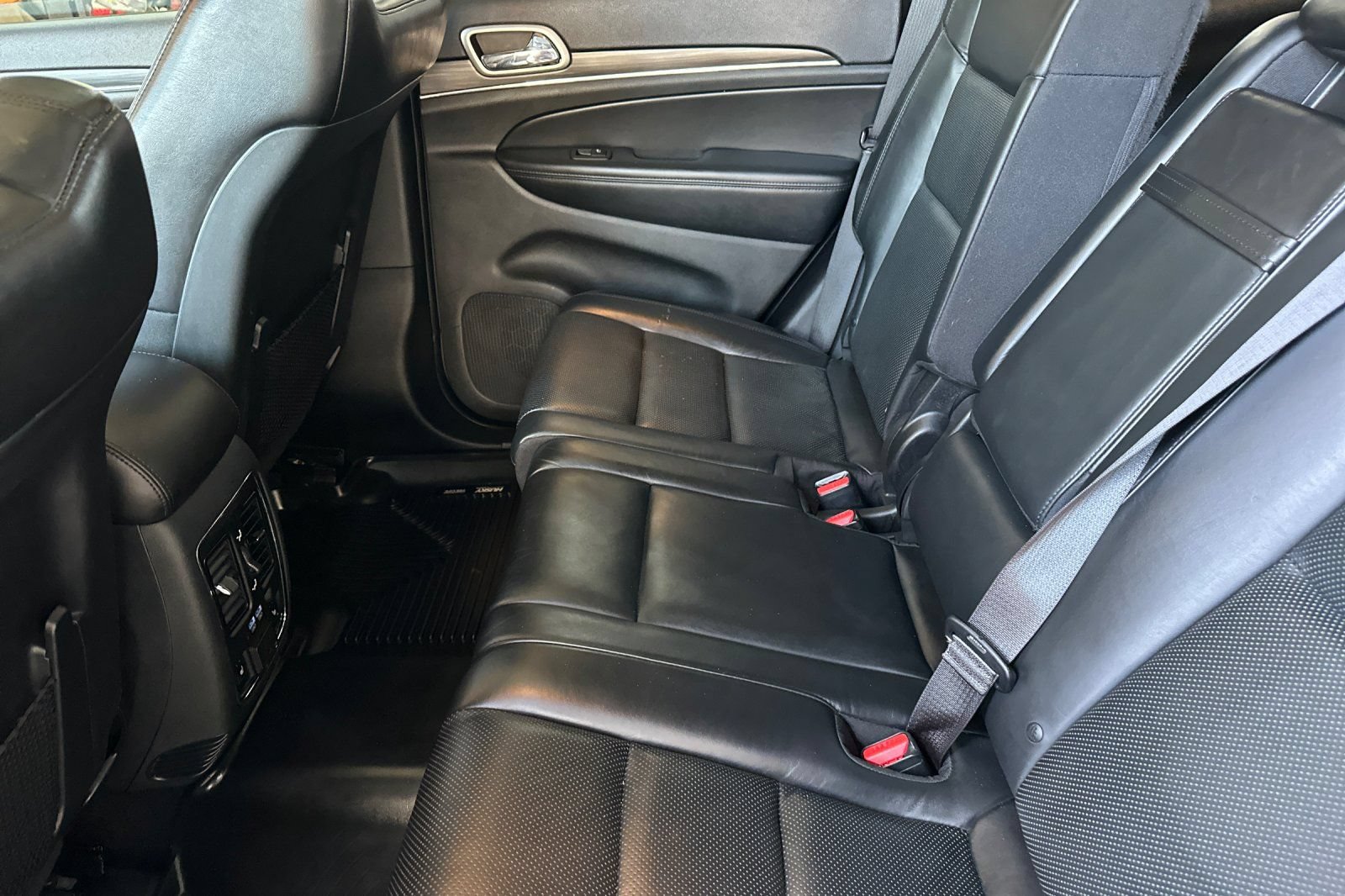 Used 2019 Jeep Grand Cherokee Limited w/ Luxury Group II AWD/4WD image 12