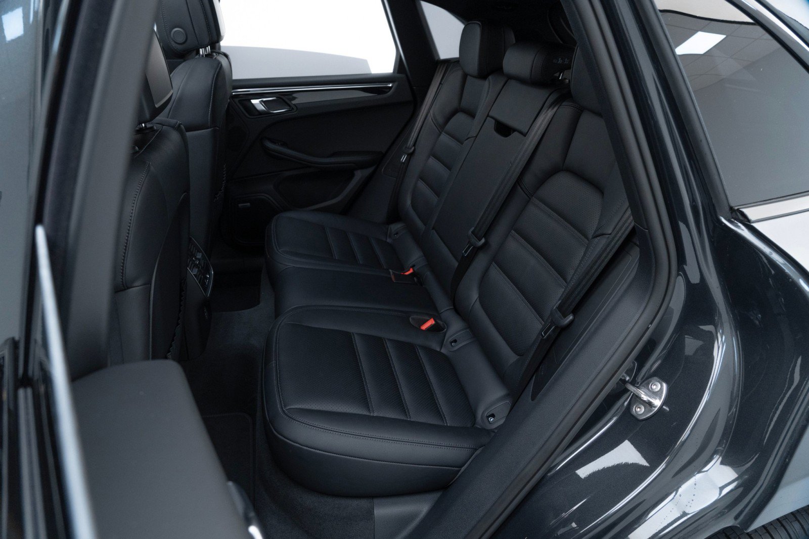 Certified 2025 Porsche Macan AWD/4WD image 31