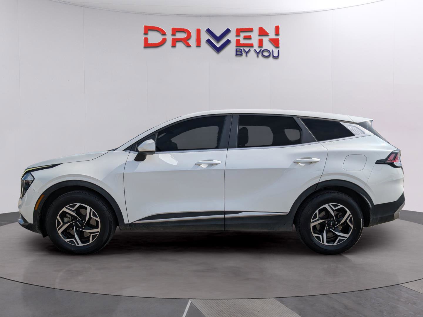 Used 2023 Kia Sportage LX image 2