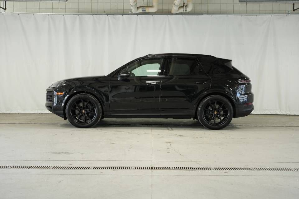 Certified 2025 Porsche Cayenne image 2
