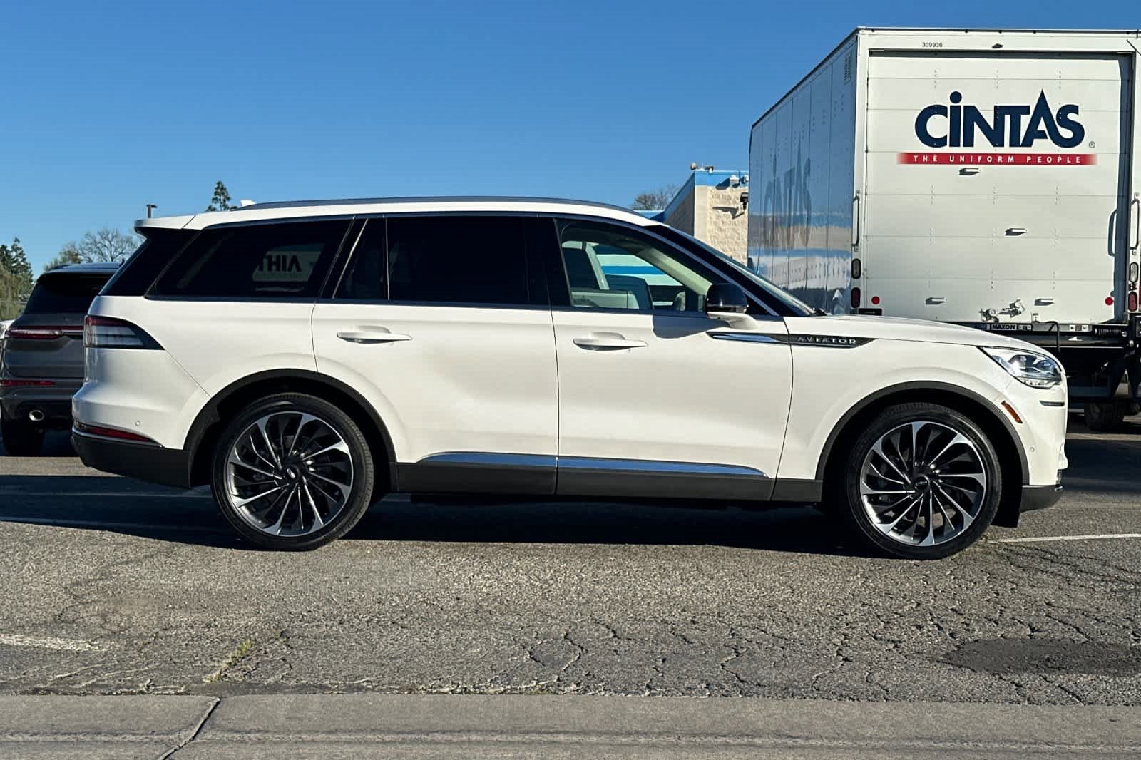 Used 2022 Lincoln Aviator Reserve w/ Equipment Group 201A image 9