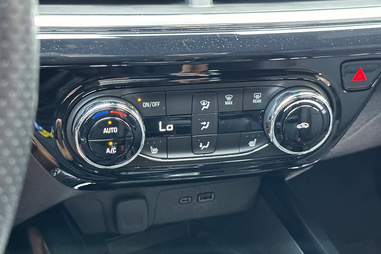 Used 2025 Chevrolet Trax RS w/ Sunroof Package image 18