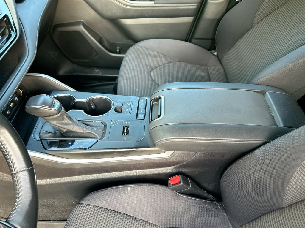 Used 2021 Toyota Highlander LE FWD image 27