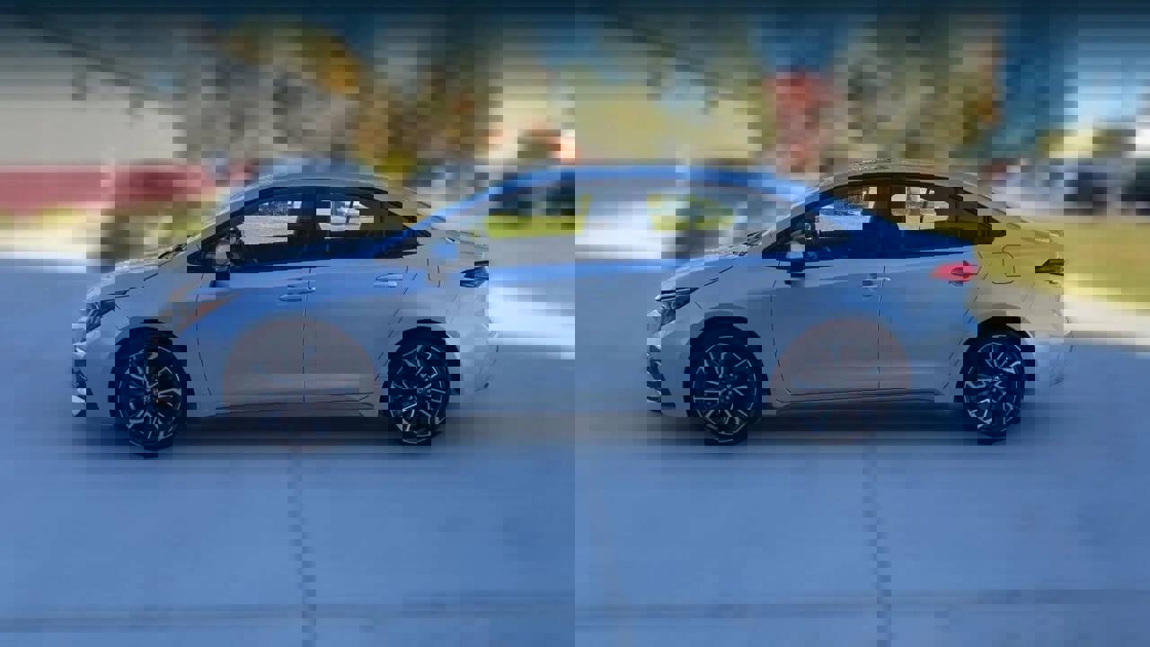 Used 2022 Toyota Corolla SE w/ SE Premium Package image 4