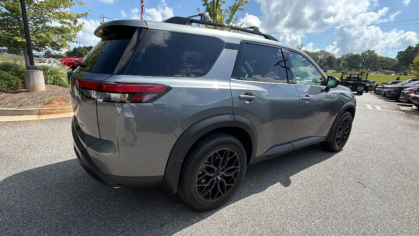 Used 2026 Nissan Pathfinder SV AWD/4WD image 8