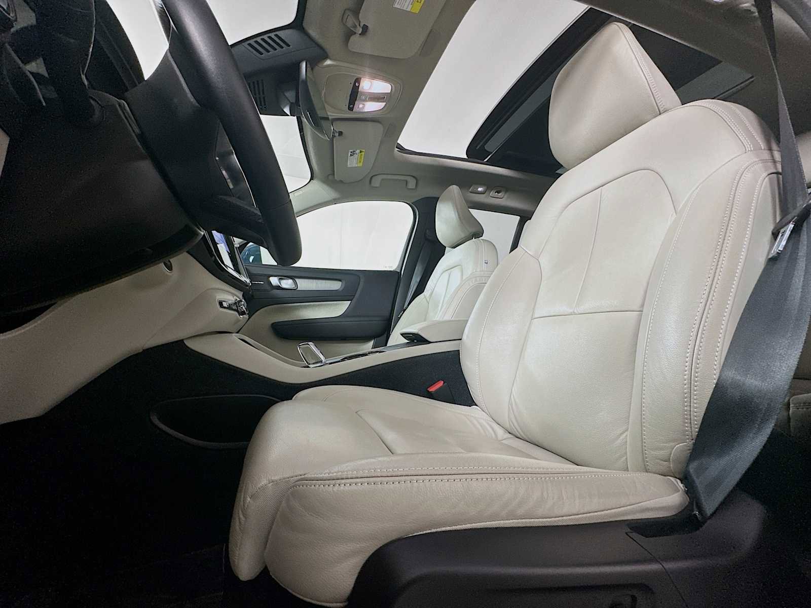 Used 2023 Volvo XC40 B5 Ultimate w/ Protection Package Premier image 19