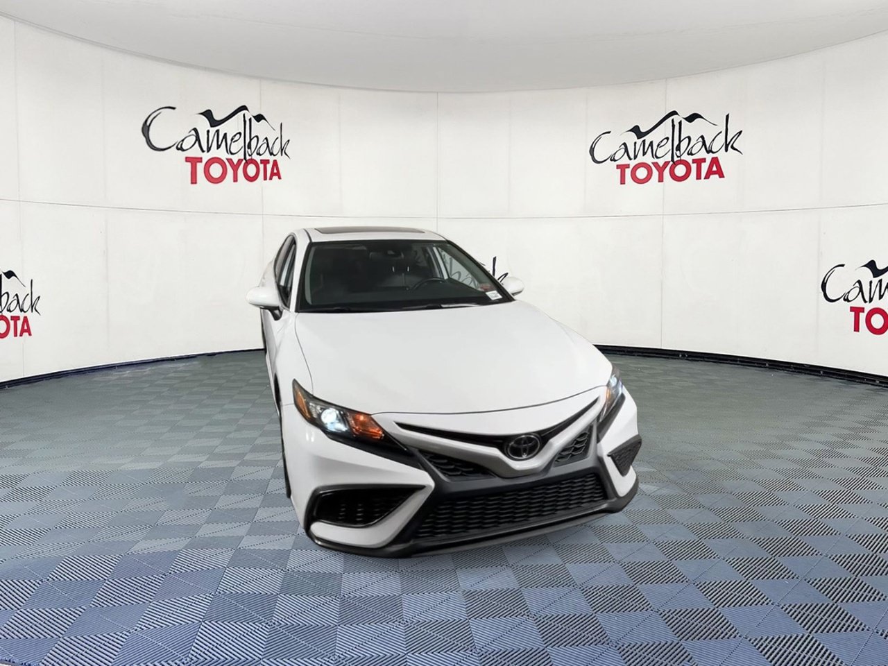 Used 2024 Toyota Camry SE w/ Convenience Package FWD image 4