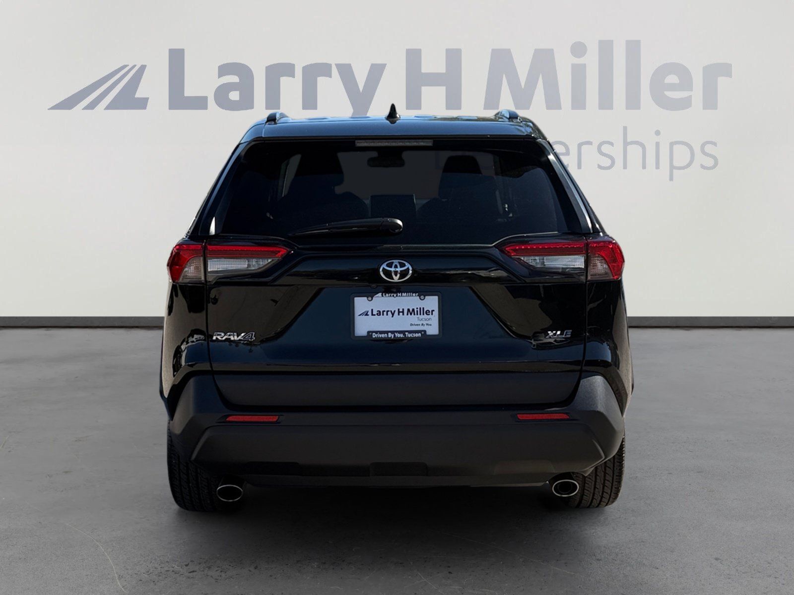 Used 2025 Toyota RAV4 XLE Premium FWD image 4