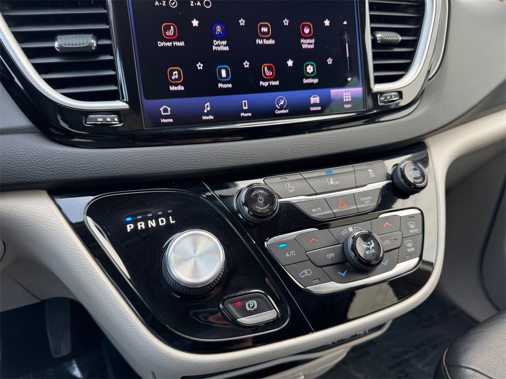 Used 2022 Chrysler Pacifica Touring-L image 28