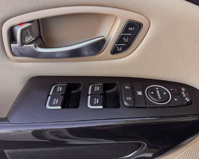 Used 2015 Kia Sedona SX FWD image 16