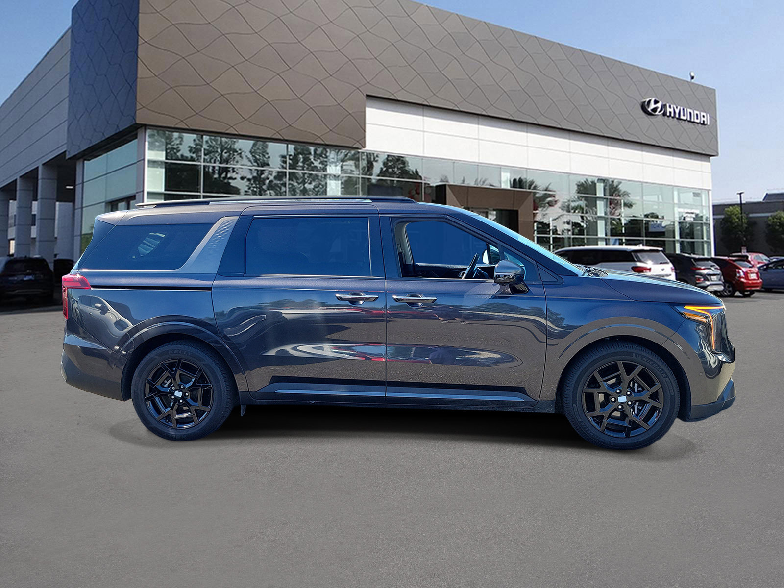 Used 2025 Kia Carnival SX Prestige FWD image 2