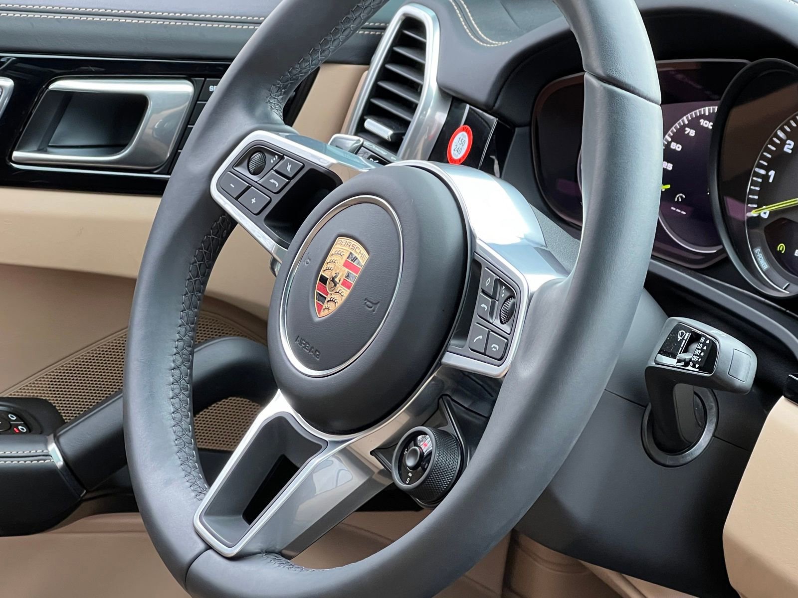 Certified 2023 Porsche Cayenne Platinum Edition image 35