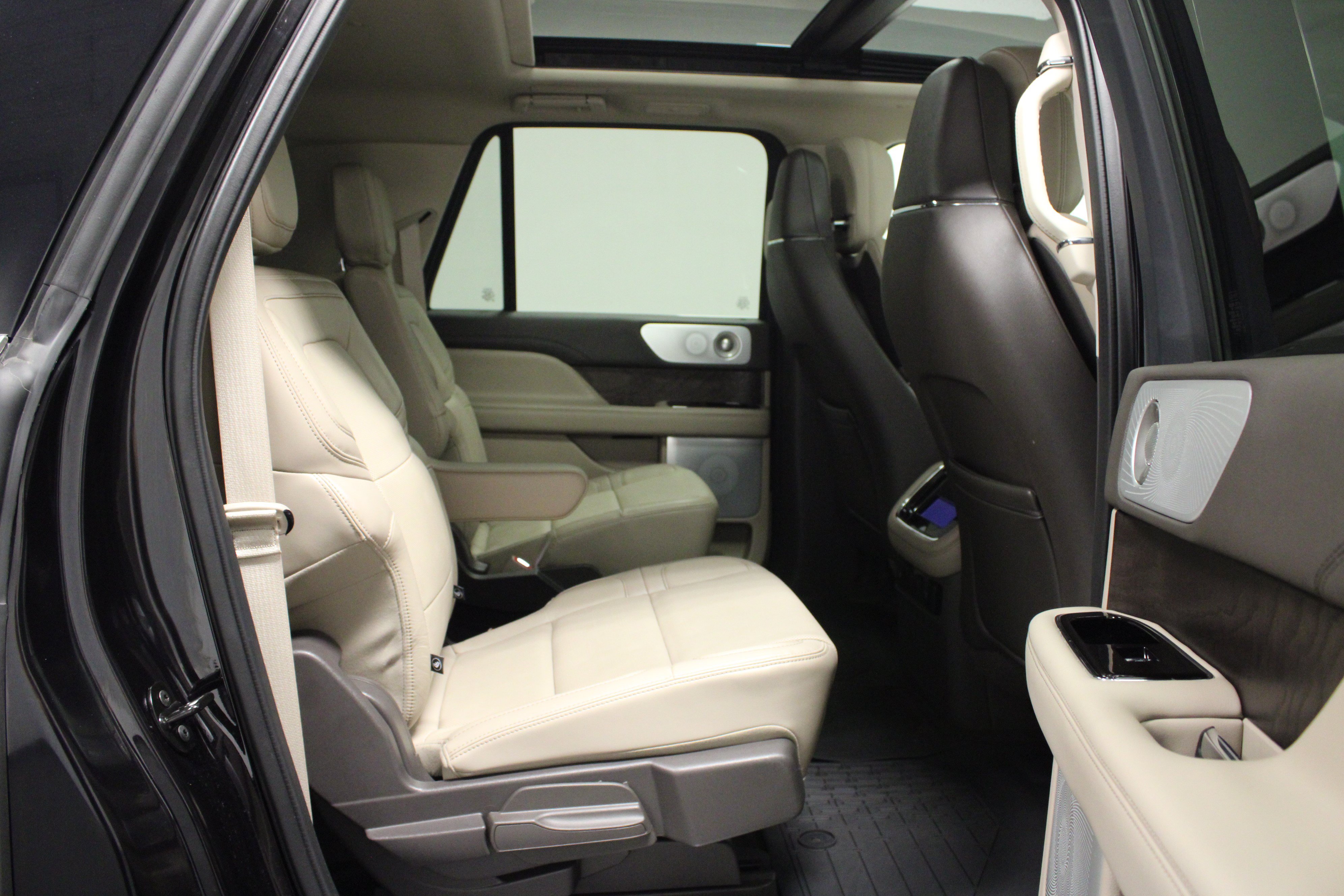 Used 2024 Lincoln Navigator L Reserve AWD/4WD image 16