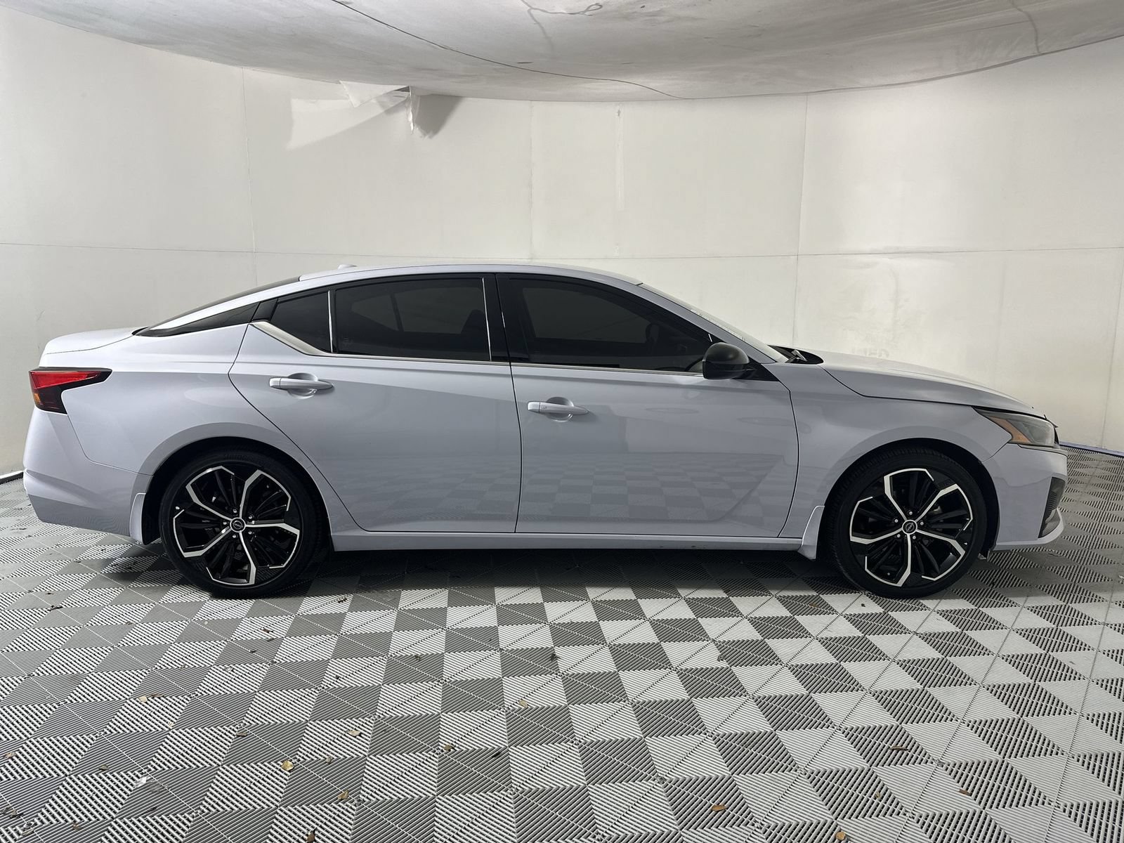 Used 2024 Nissan Altima 2.5 SR FWD image 9