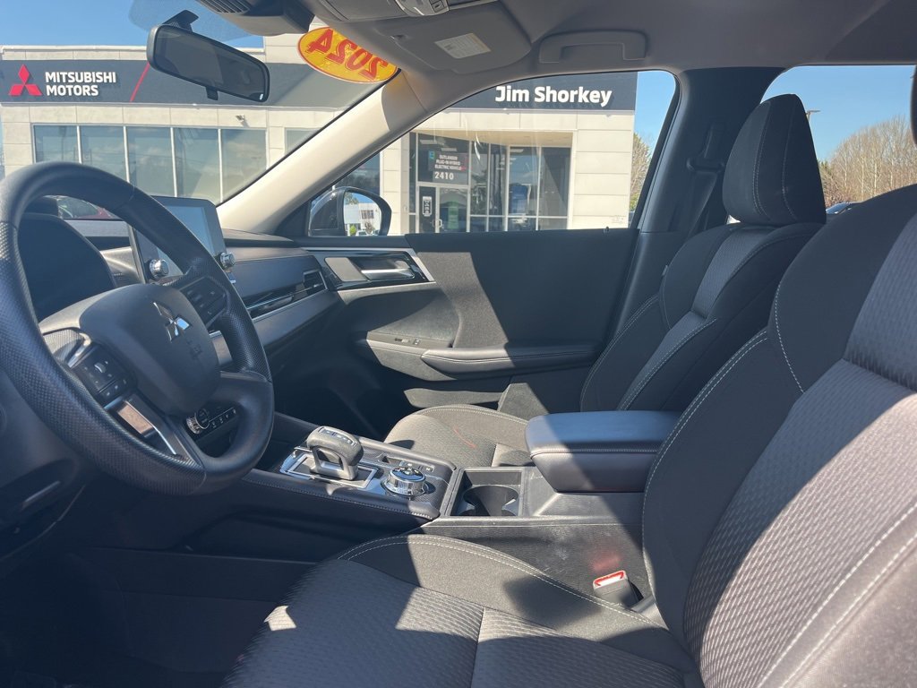 Used 2024 Mitsubishi Outlander ES image 12
