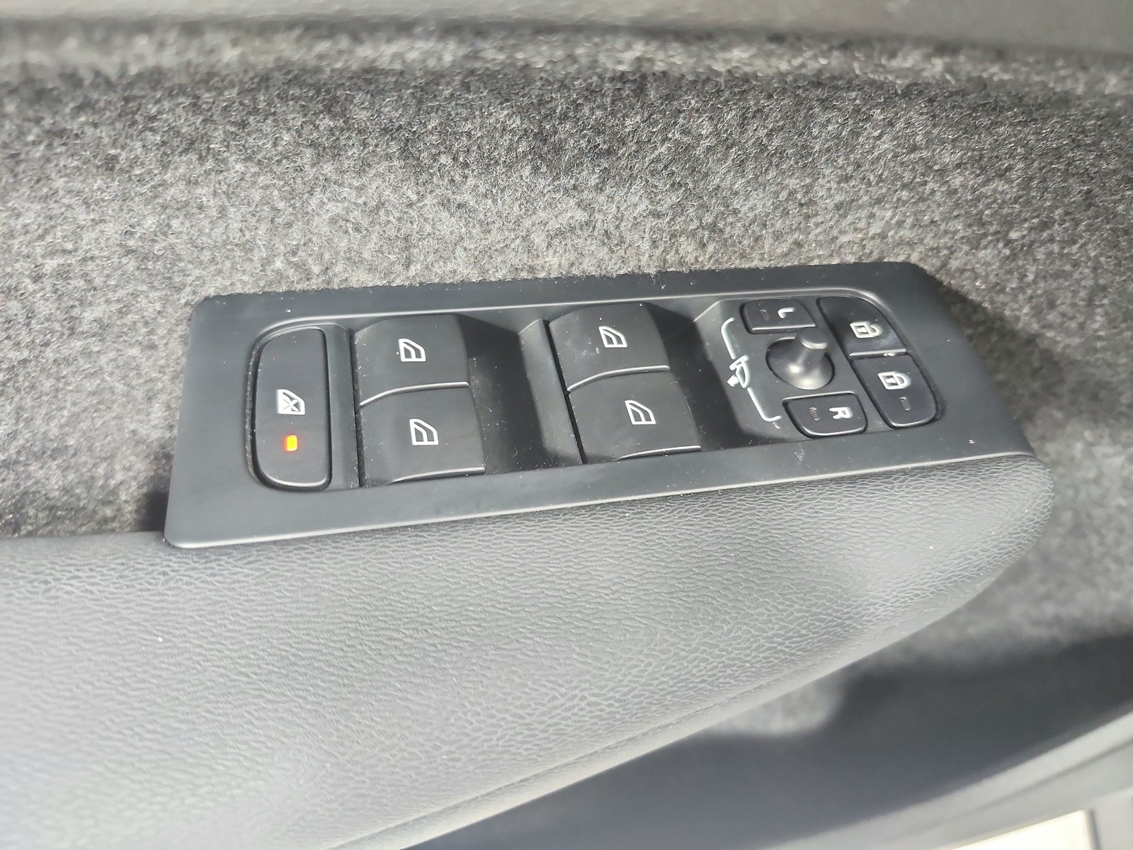 Used 2024 Volvo XC40 B5 Plus AWD/4WD image 37
