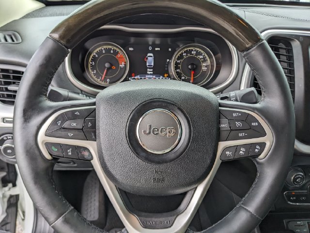 Used 2017 Jeep Cherokee Overland w/ Technology Group AWD/4WD image 33