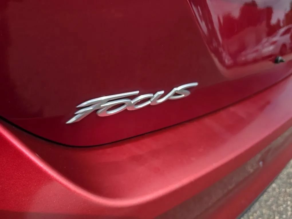 Used 2014 Ford Focus SE w/ SE Winter Package FWD image 11