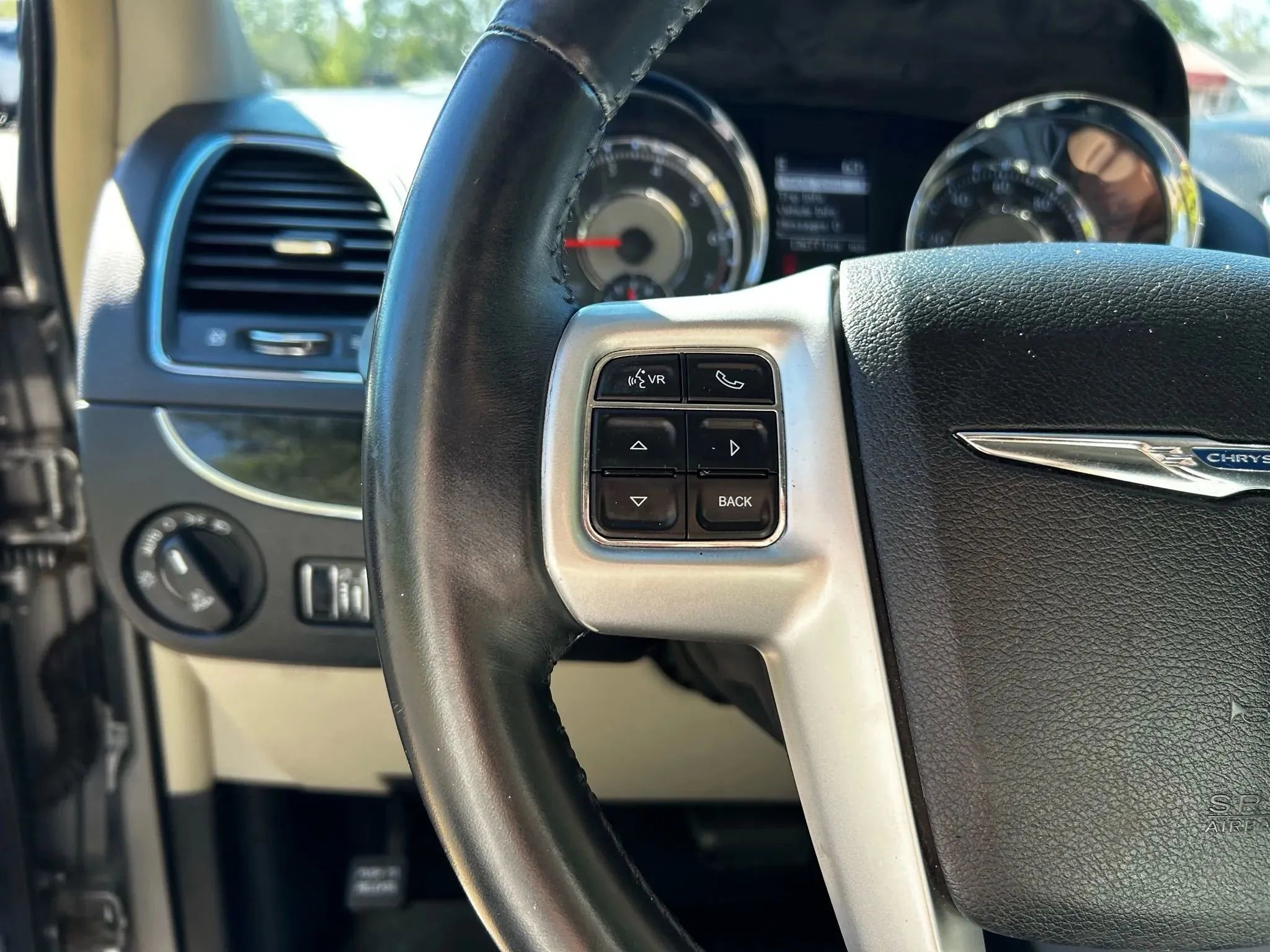 Used 2016 Chrysler Town & Country Touring image 14