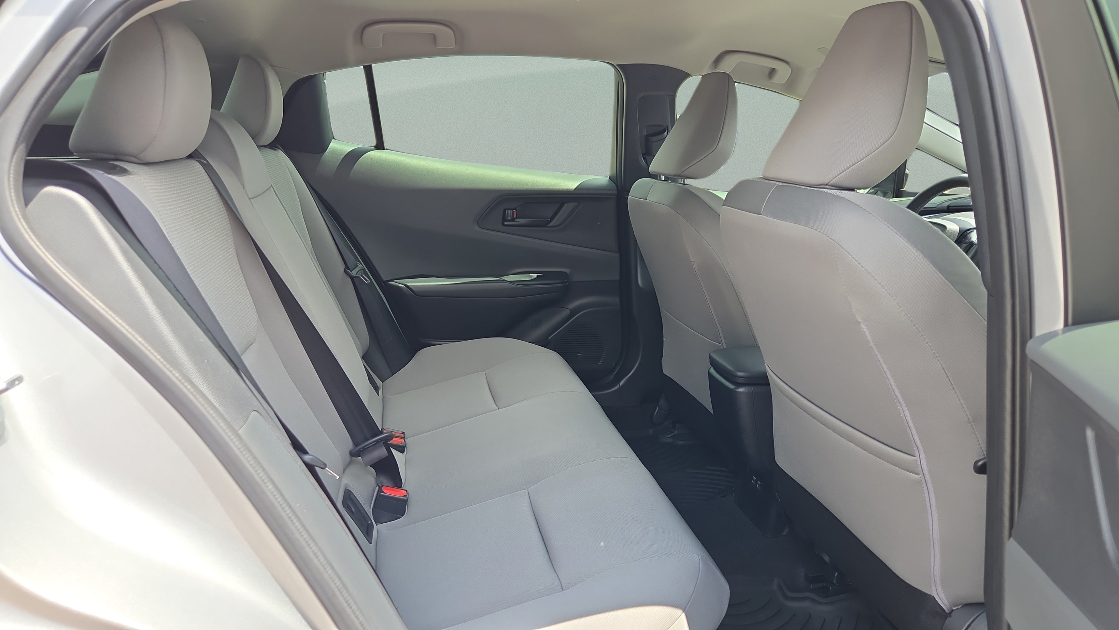 Certified 2025 Toyota Prius LE FWD image 15