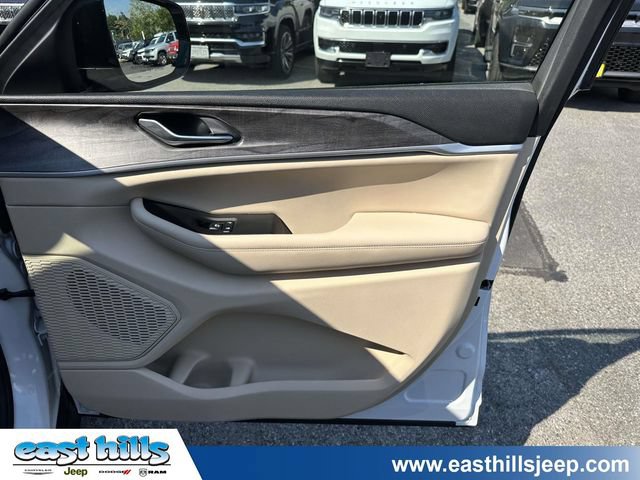 Used 2023 Jeep Grand Cherokee Limited AWD/4WD image 28