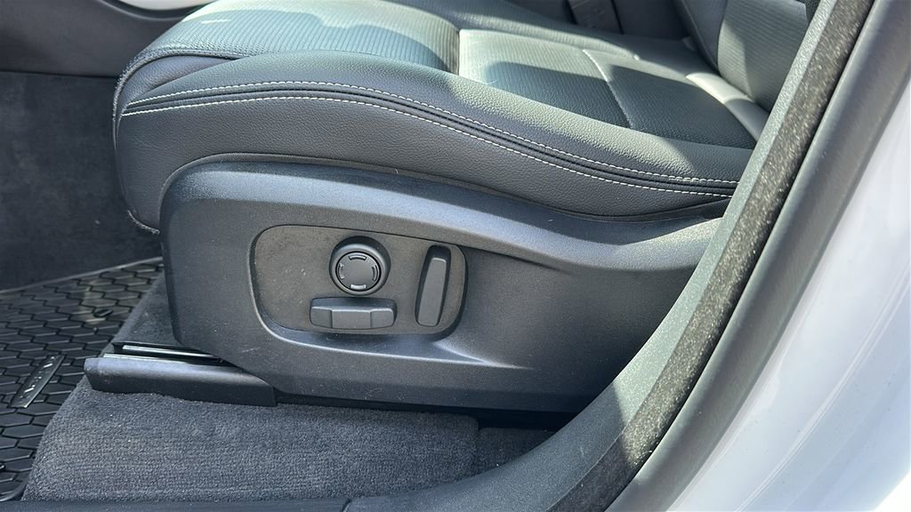 Certified 2025 Jaguar F-PACE R-Dynamic S image 10