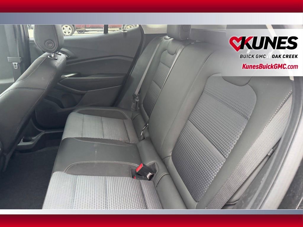 Used 2025 Chevrolet Trax LT w/ LT Convenience Package FWD image 8