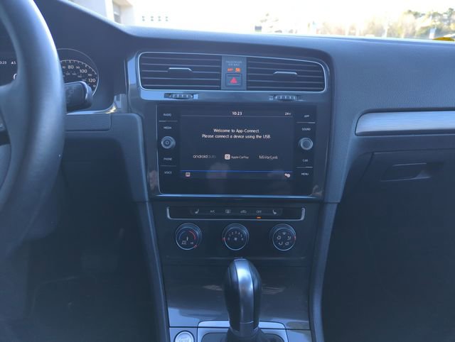 Used 2018 Volkswagen Golf SE image 25