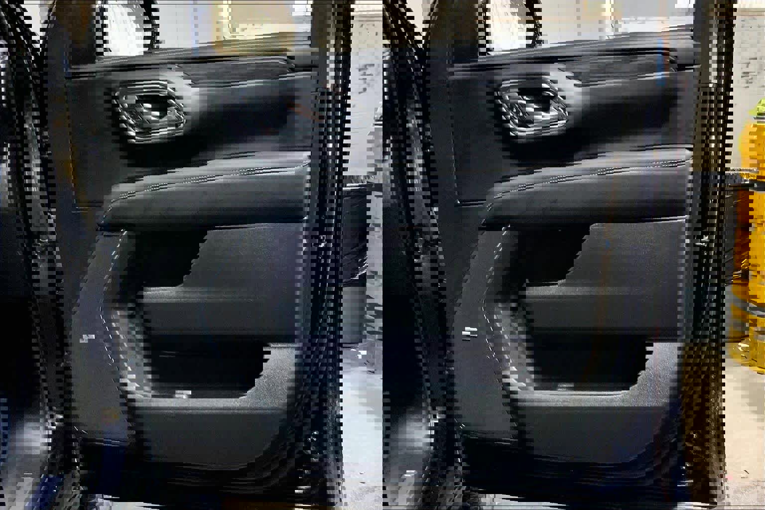 Used 2021 GMC Yukon SLT w/ SLT Premium Package image 23