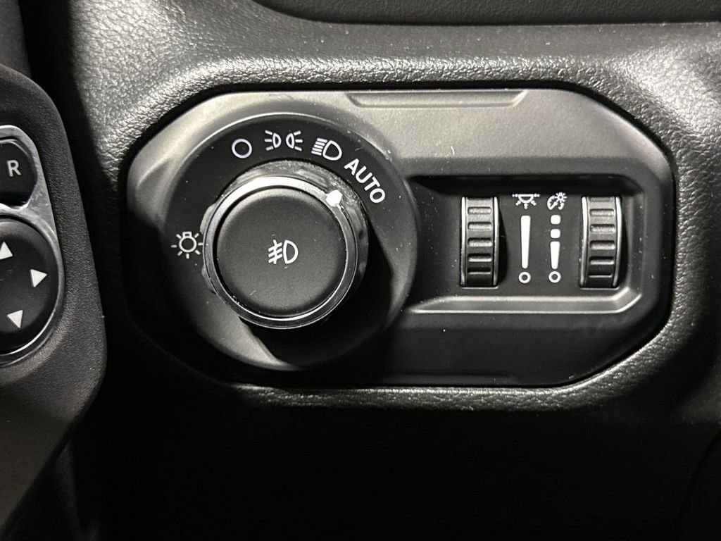 Used 2020 Jeep Wrangler Unlimited Sahara image 21