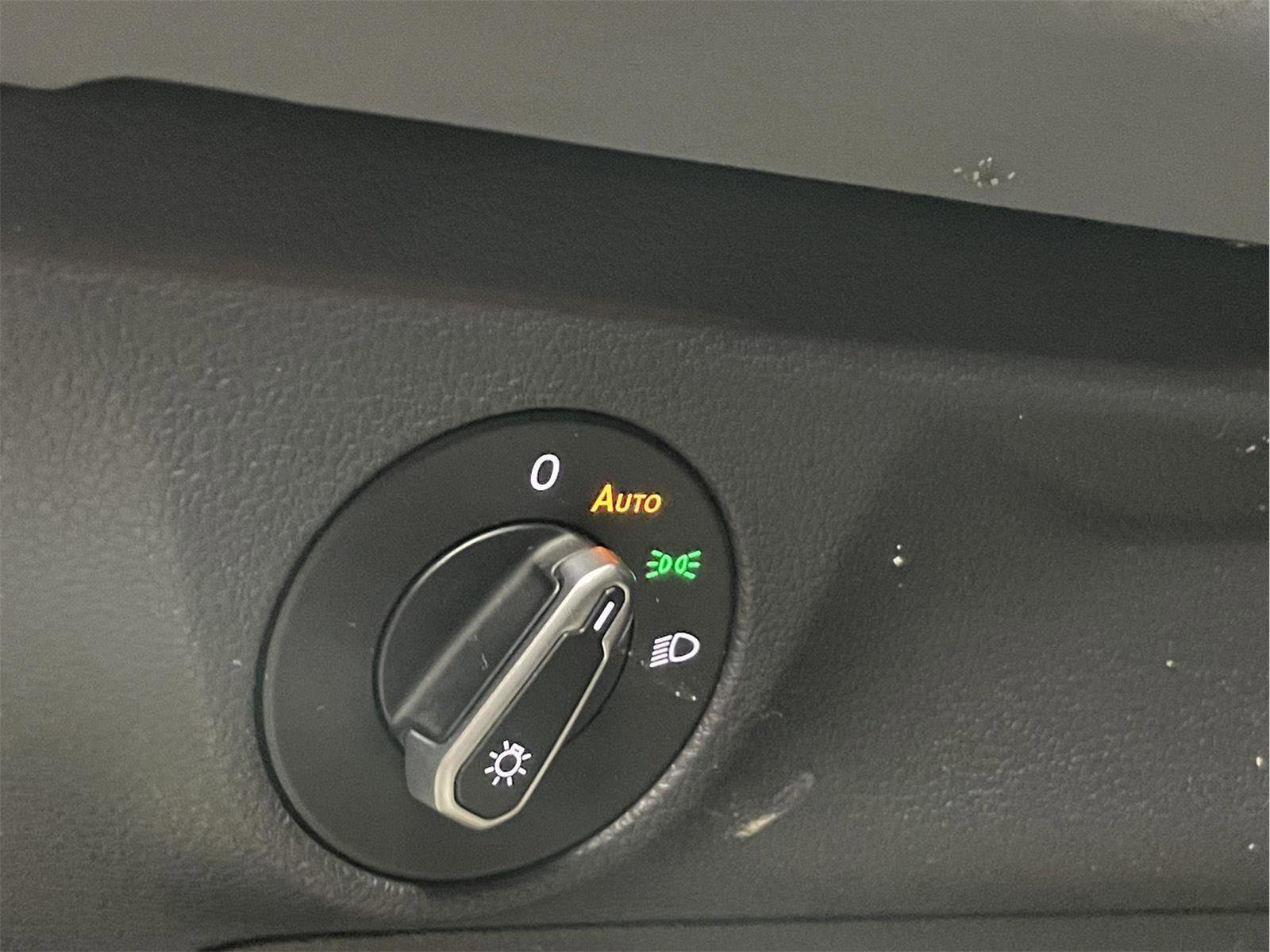 Used 2025 Volkswagen Jetta SE w/ Sunroof Package image 22