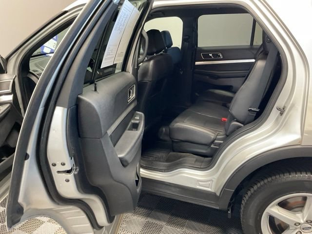 Used 2017 Ford Explorer XLT w/ Equipment Group 202A AWD/4WD image 16