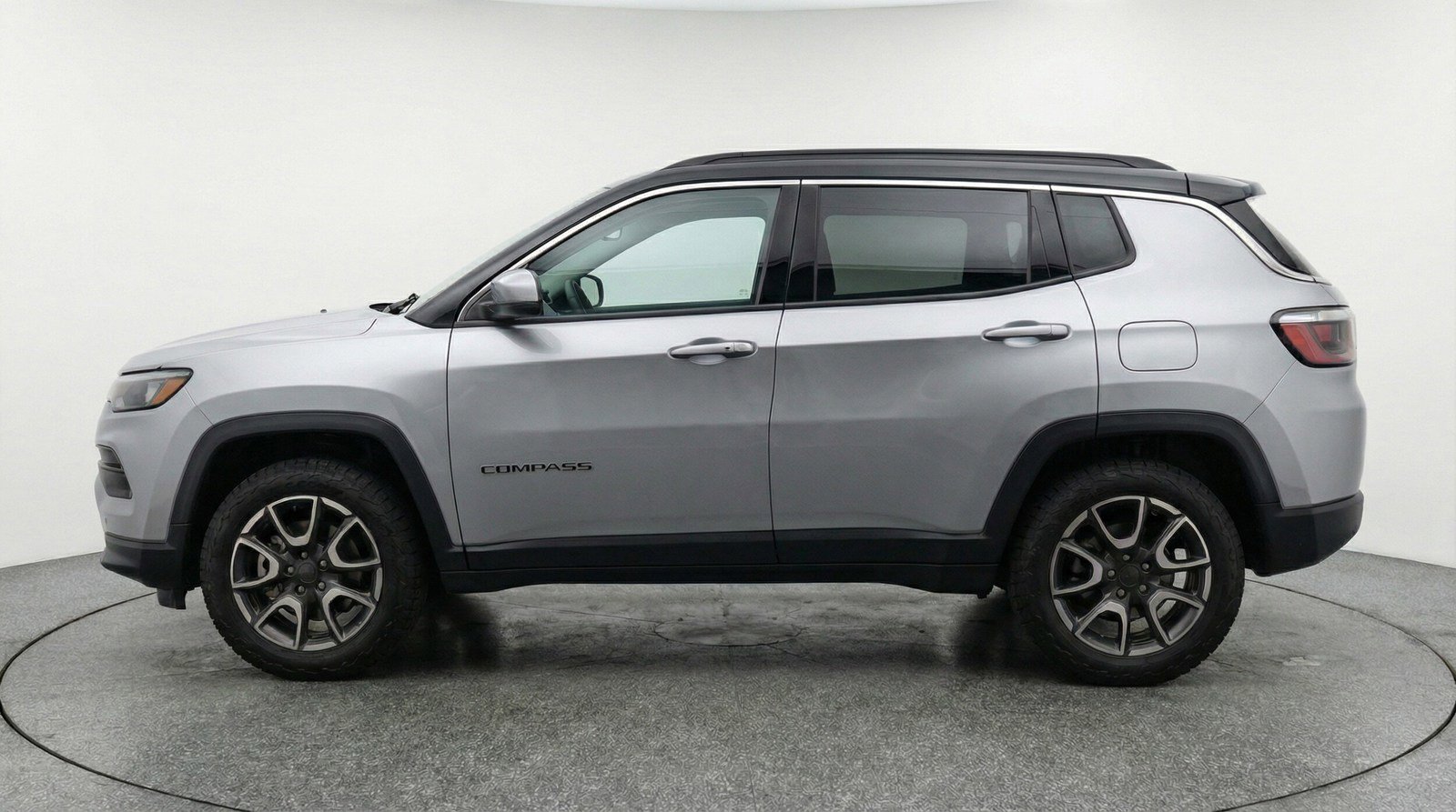 Used 2025 Jeep Compass Trailhawk image 4