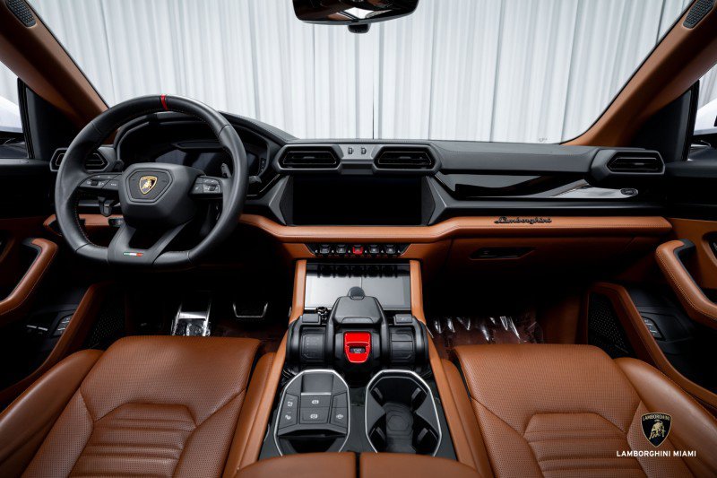 Used 2025 Lamborghini Urus SE image 32