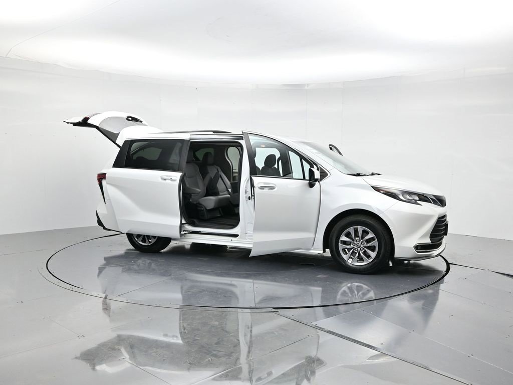 Used 2022 Toyota Sienna XLE image 46