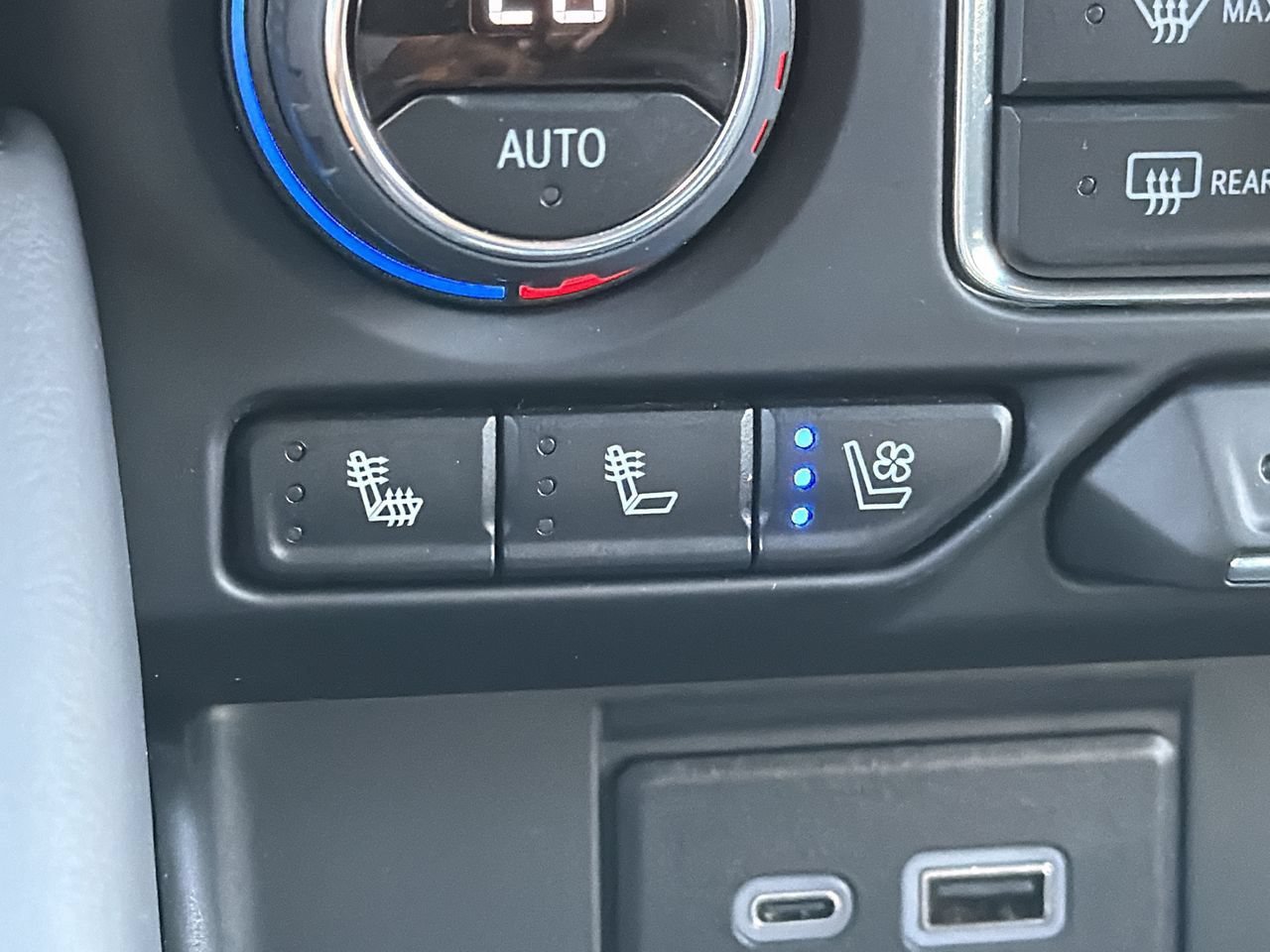 Used 2024 Chevrolet Tahoe High Country RWD image 25